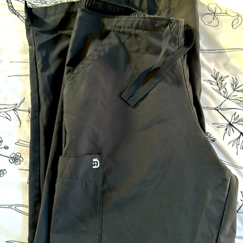 Women’s Wonder Wink black scrub pants. M with draw string, side and back pocket